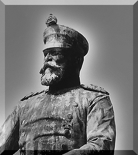 Рисунок: медный памятник, на котором сидит голубь.